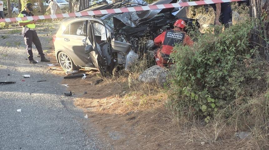 Muğla'da Kontrolden Çıkan Otomobil Ağaca Çarptı