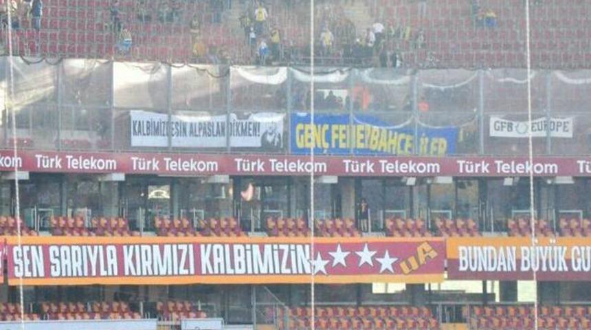 Fenerbah&ccedil;e taraftarı 'Kalbimizdesin Alpaslan Dikmen' pankartı a&ccedil;tı