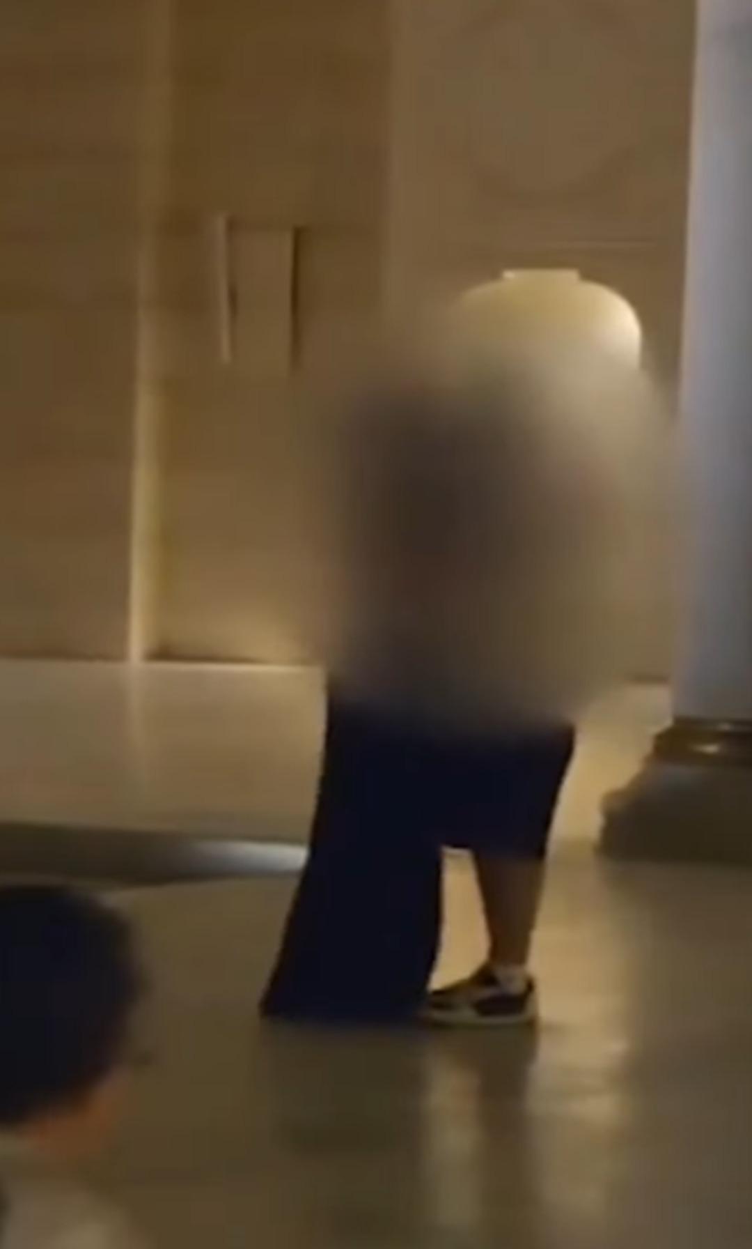 Camide skandal görüntü! İki turistin uygunsuz hareketleri tepki çekti! İstenen ceza belli oldu 1