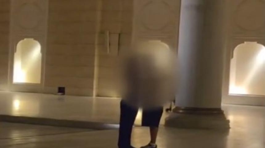 Camide skandal görüntü! İki turistin uygunsuz hareketleri tepki çekti! İstenen ceza belli oldu