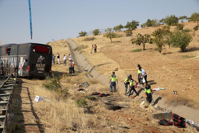 Şanlıurfa da devrilen yolcu otobüsündeki 30 kişi yaralandı 9