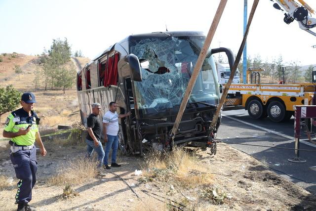 Şanlıurfa da devrilen yolcu otobüsündeki 30 kişi yaralandı 8