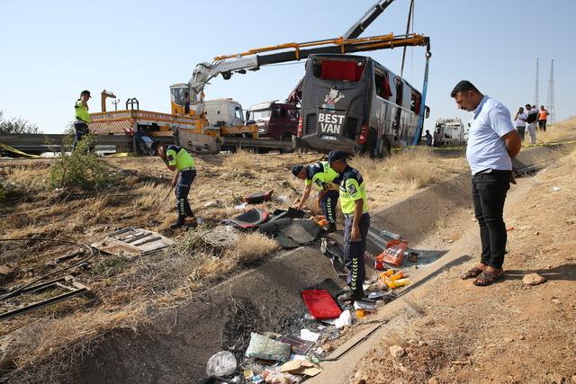 Şanlıurfa da devrilen yolcu otobüsündeki 30 kişi yaralandı 7