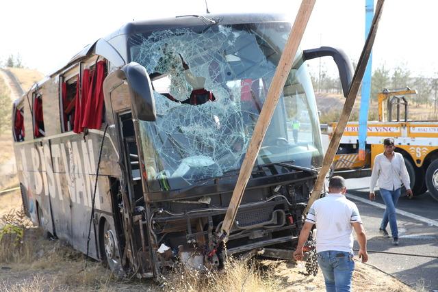 Şanlıurfa da devrilen yolcu otobüsündeki 30 kişi yaralandı 6
