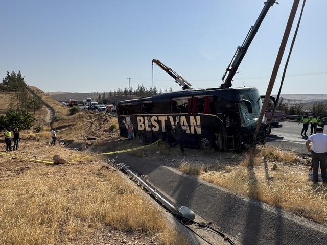 Şanlıurfa da devrilen yolcu otobüsündeki 30 kişi yaralandı 5