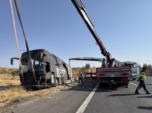 Şanlıurfa da devrilen yolcu otobüsündeki 30 kişi yaralandı 4