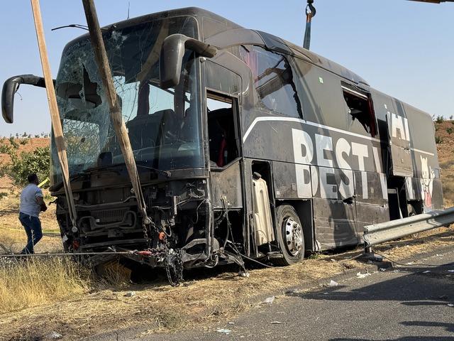 Şanlıurfa da devrilen yolcu otobüsündeki 30 kişi yaralandı 3