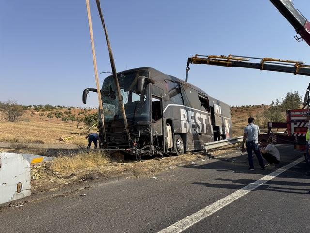 Şanlıurfa da devrilen yolcu otobüsündeki 30 kişi yaralandı 2