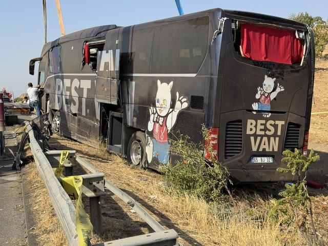 Şanlıurfa da devrilen yolcu otobüsündeki 30 kişi yaralandı 1