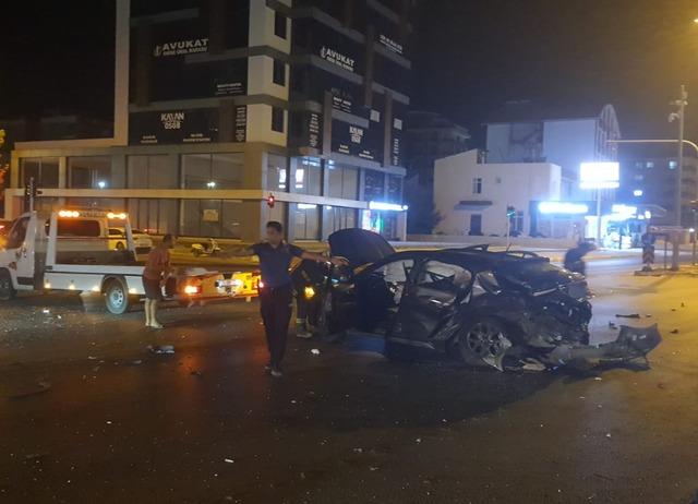 Antalya da iki otomobilin çarpıştığı kazada 3 kişi yaralandı 1