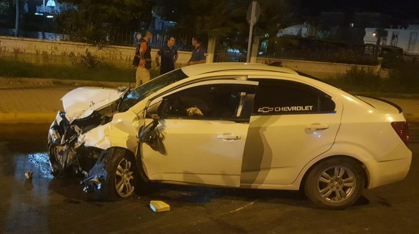 Antalya'da iki otomobilin çarpıştığı kazada 3 kişi yaralandı