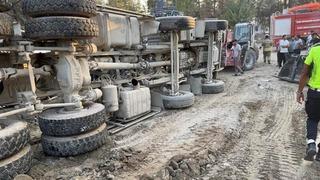 Hatay'da yük boşalttığı sırada devrilen kamyonun sürücüsü öldü
