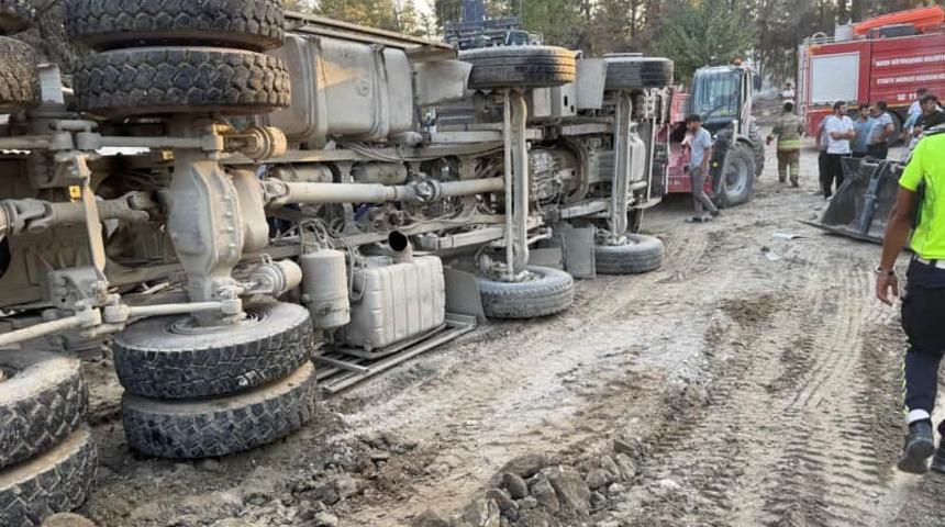 Hatay'da yük boşalttığı sırada devrilen kamyonun sürücüsü öldü