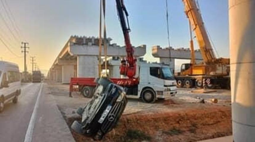 Kontrolden çıkan otomobil üst geçit inşaatına düştü: 4 kişi yaralandı