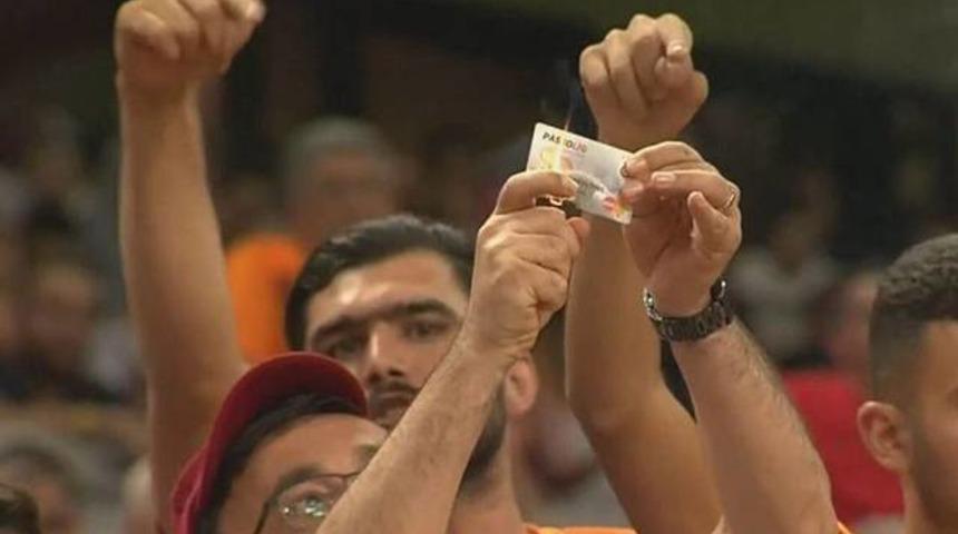 Galatasaray ma&ccedil;ında Passolig kartını yakan taraftar yeni kart &ccedil;ıkarttı