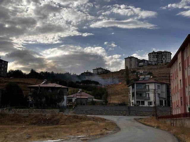 Yüksekova’da anız yangını 5