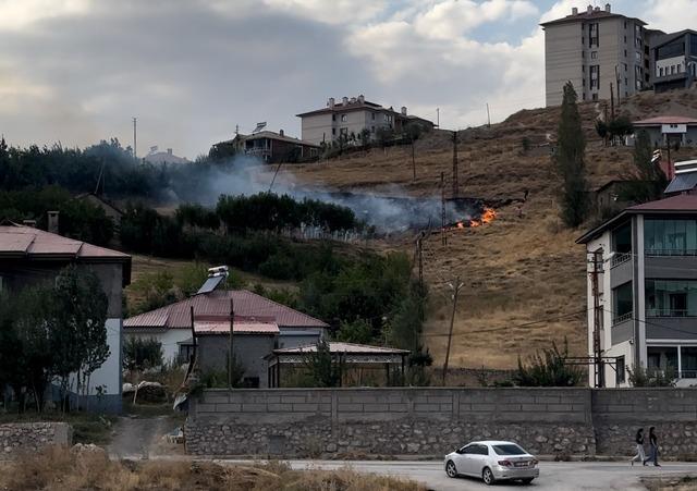 Yüksekova’da anız yangını 4