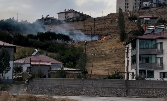 Yüksekova’da anız yangını 1