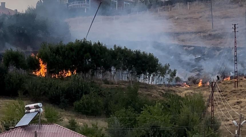 Yüksekova’da anız yangını