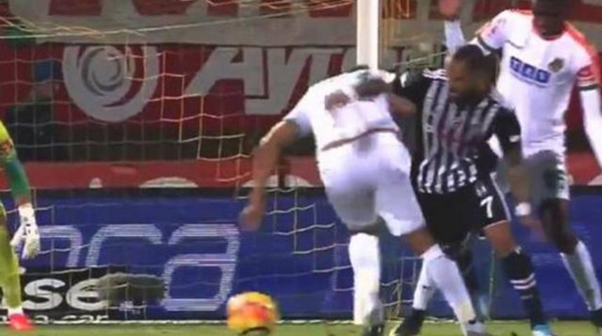 Beşiktaşlıları &ccedil;ıldırtan penaltı pozisyonu! Quaresma d&uuml;şt&uuml;, hakem 'devam' dedi