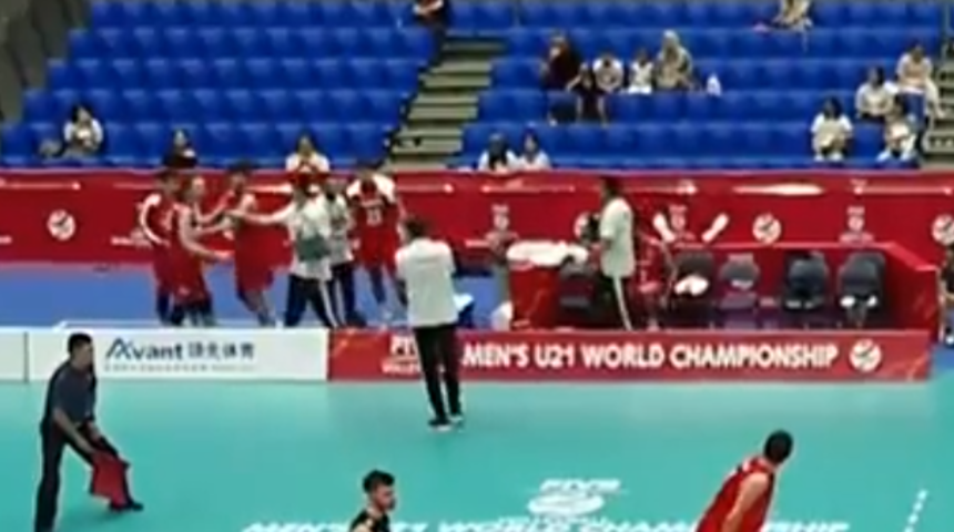 U21 Milli Voleybol Takımı'nda skandal olay! Maç oynanırken yumruk yumruğa birbirlerine girdiler