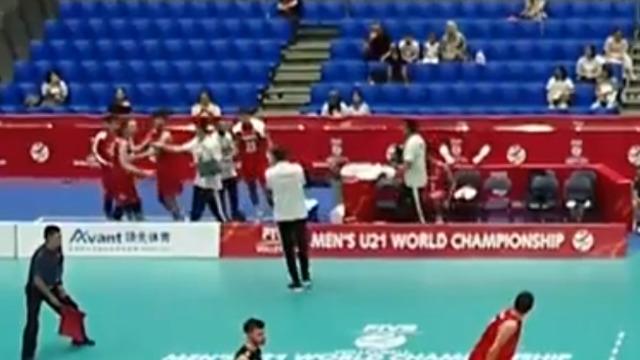 U21 Milli Voleybol Takımı'nda skandal olay! Maç oynanırken yumruk yumruğa birbirlerine girdiler