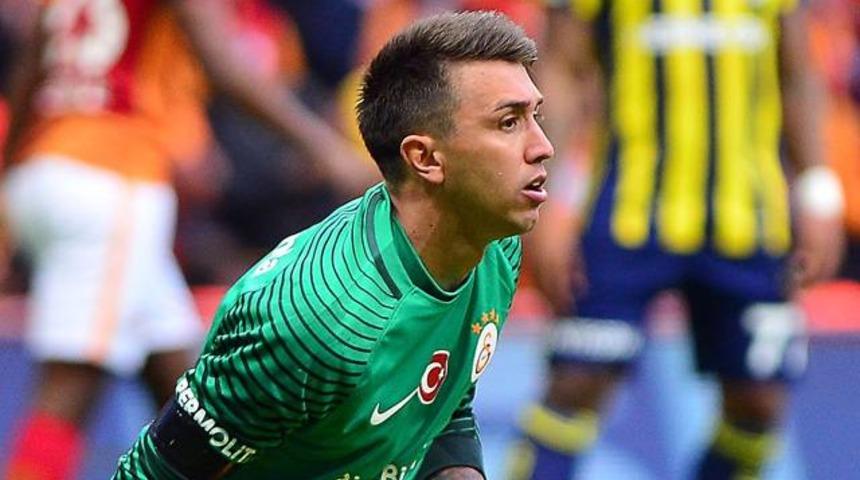 Ahmet &Ccedil;akar: Muslera hakeme k&uuml;f&uuml;r ediyor