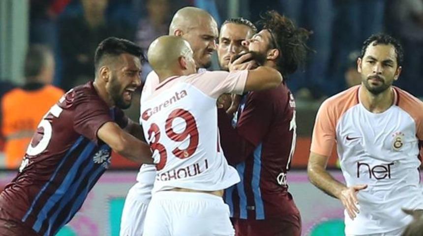 Olcay Şahan ve Feghouli koridorda kavga etti