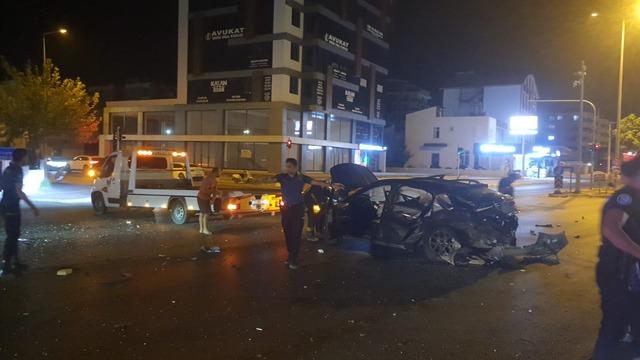 Kavşağa çıkan otomobili adeta biçti, sürücü araçtan fırladı: 3 yaralı