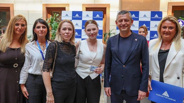 Özgür Özel, Ferdi Zeyrek'in kızı Nehir'i kayıt işlemlerinde yalnız bırakmadı!