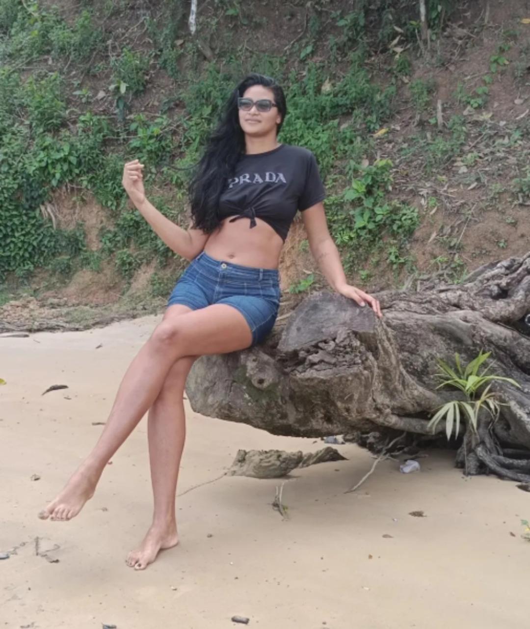 Beynindeki tümör genç kadının boyunu uzattıkça uzattı! Eşiyle arasındaki boy farkı çok konuşuldu 1