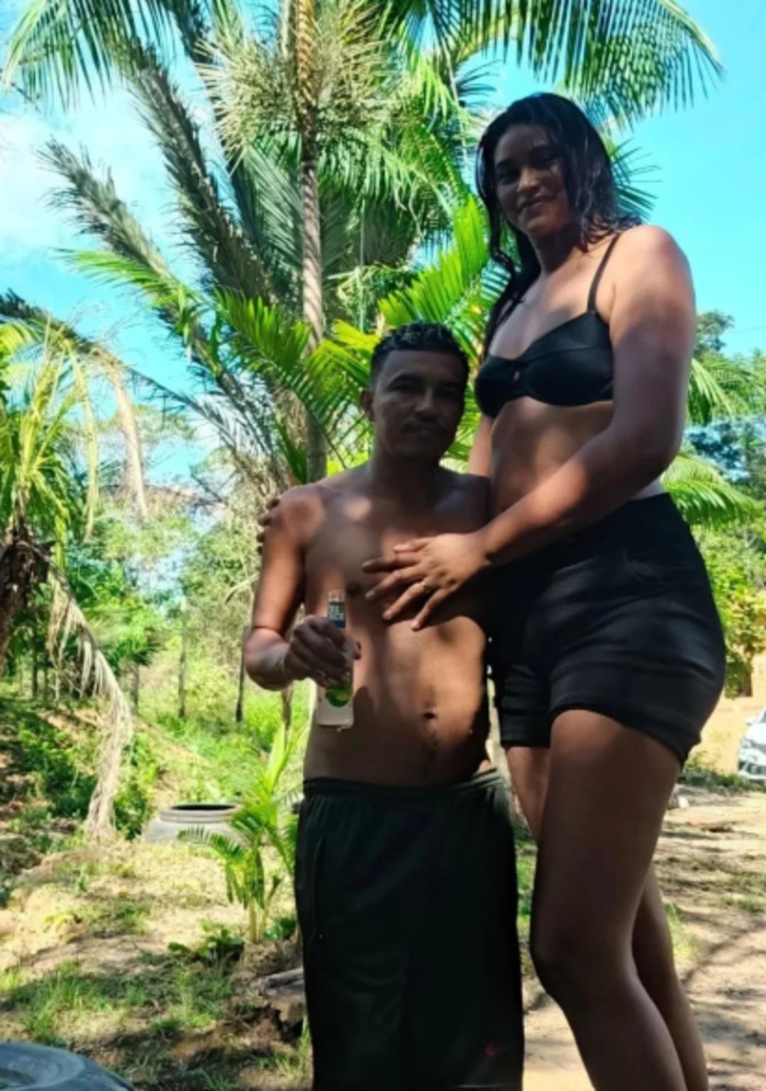 Beynindeki tümör genç kadının boyunu uzattıkça uzattı! Eşiyle arasındaki boy farkı çok konuşuldu 4