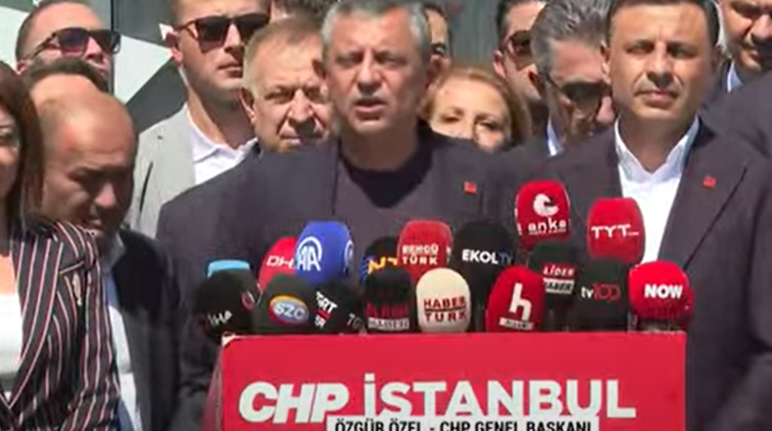 SON DAKİKA | CHP lideri Özel, İstanbul İl Başkanlığı önünde duyurdu: "Noterlerde bugün kuyruklar var..."