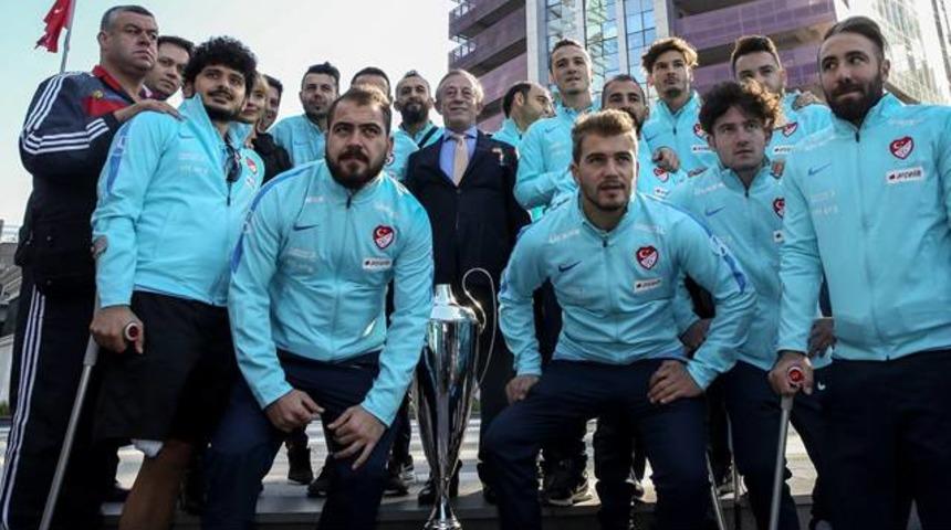 Ali Ağaoğlu, Ampute Milli Takımı'na tapuları verdi