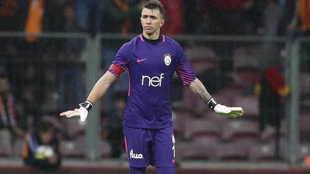 Muslera eşi doğum yapacağı için Uruguay kadrosuna alınmadı