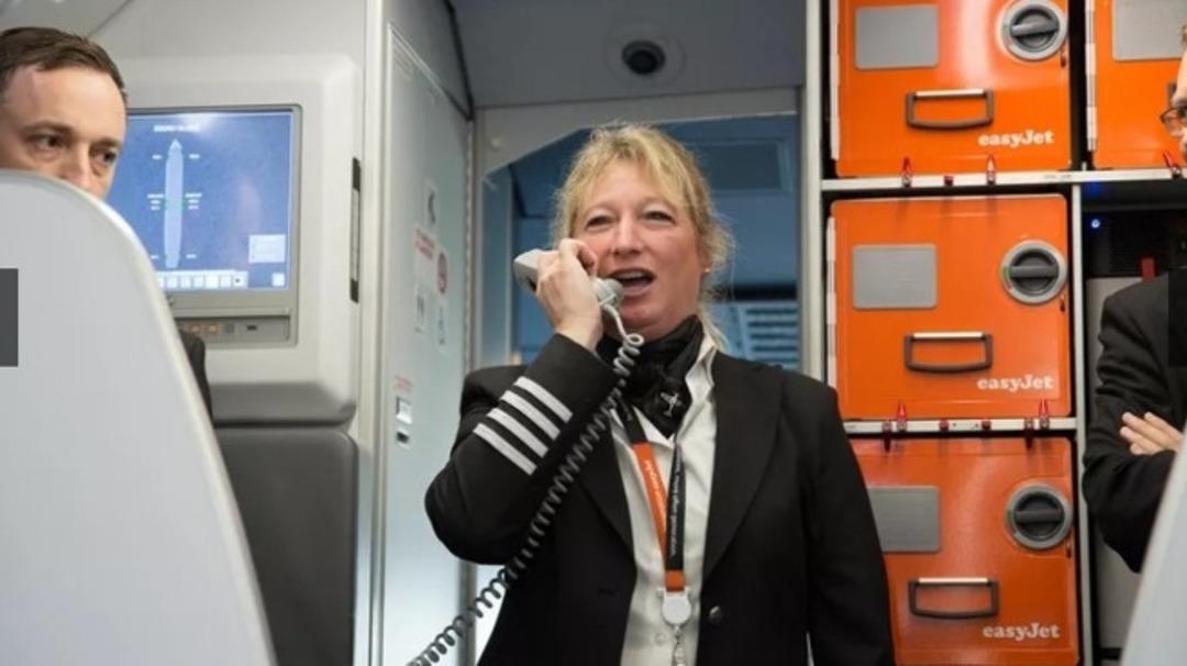 Havaalanında anons sistemini ele ge&ccedil;irdi! Herkes şaka sandı ama ger&ccedil;ek &ccedil;ıktı, ortalık karıştı 1