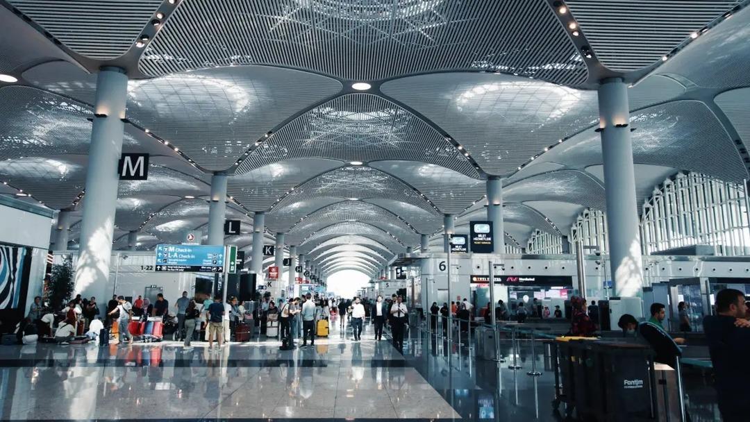 Havaalanında anons sistemini ele ge&ccedil;irdi! Herkes şaka sandı ama ger&ccedil;ek &ccedil;ıktı, ortalık karıştı 2