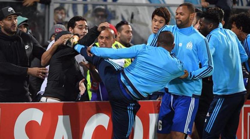 Patrice Evra ma&ccedil;tan &ouml;nce taraftara tekme attı ve kırmızı kart g&ouml;rd&uuml;