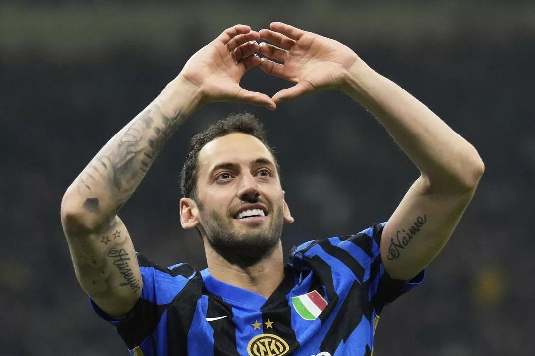 Okan Buruk'tan canlı yayında Hakan &Ccedil;alhanoğlu a&ccedil;ıklaması! Herkesi ters k&ouml;şe yaptı