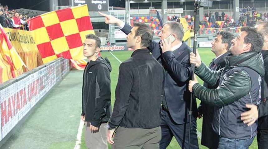 G&ouml;ztepe-Beşiktaş ma&ccedil;ında emniyet m&uuml;d&uuml;r&uuml; sahaya inip taraftarı g&ouml;zaltına aldırttı