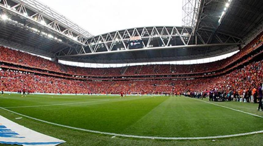 Galatasaray ma&ccedil;ında k&uuml;f&uuml;r etti, savcıya yakalandı!