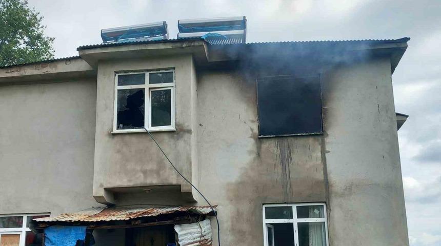 Yer: Ordu! Perdenin tutuşmasıyla ev yandı: Eşyalar kül oldu