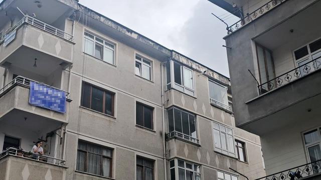 Artvin'de kahreden haber: 10 günlük bebek 5. kattan düşerek hayatını kaybetti! Babasının kucağındaymış