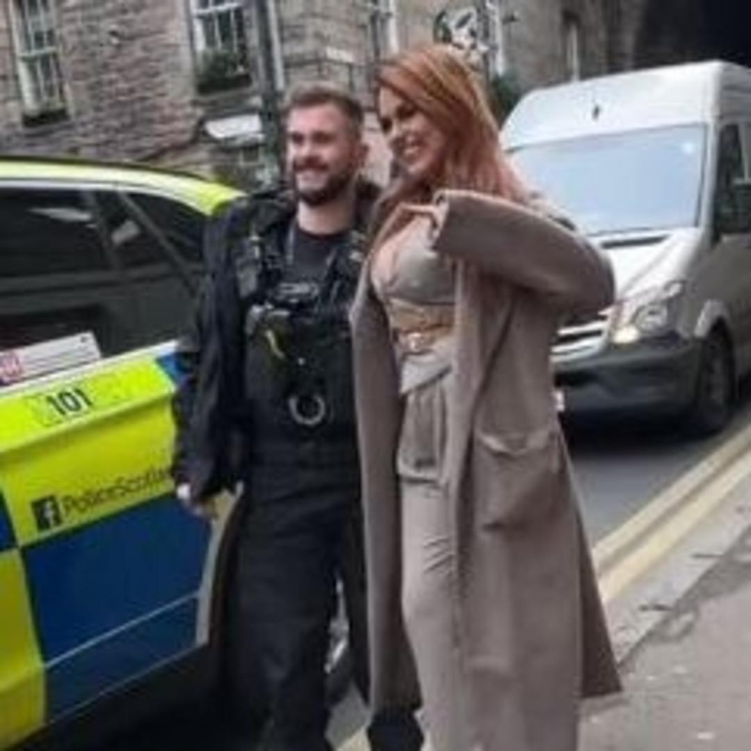 Ünlü şarkıcıyla fotoğraf çektirmişlerdi! O polisler tazminat kazandı 1