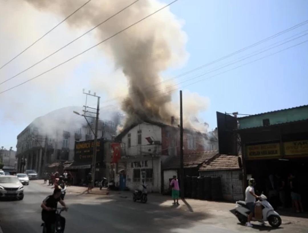 Benzin d&ouml;k&uuml;p evi ateşe verdi, oturup yangını izledi! "Gen&ccedil;liğimi de burada yaktım" 2