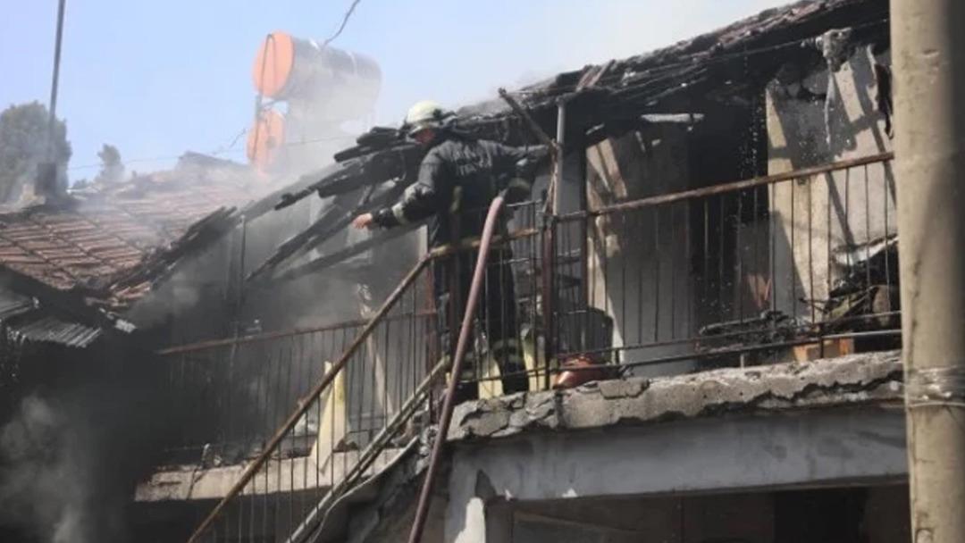 Benzin d&ouml;k&uuml;p evi ateşe verdi, oturup yangını izledi! "Gen&ccedil;liğimi de burada yaktım" 1