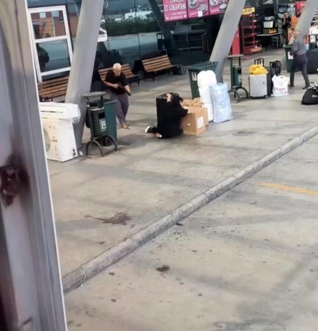 Otogarda kızını vuran babayı vatandaşlar darbetti 4