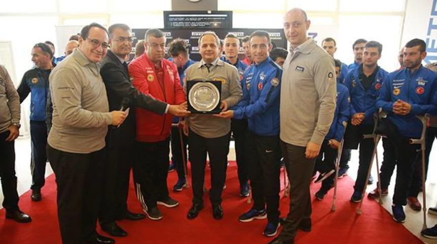 Ampute Milli Takımı'na 'Yılın Takımı' &ouml;d&uuml;l&uuml; verildi