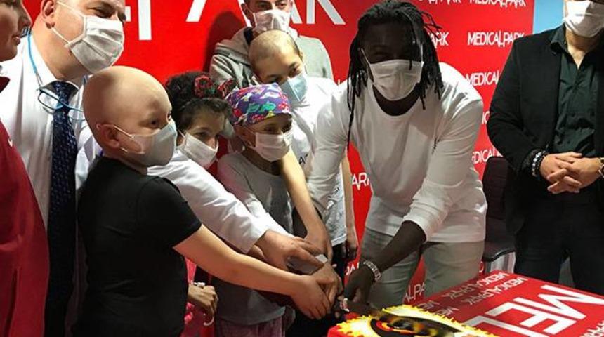 Gomis kanser hastası &ccedil;ocukları hastanede ziyaret etti