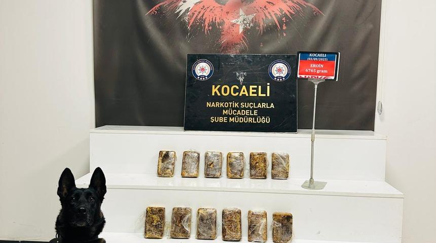 Kocaeli'de yolcu otobüsünde 6 kilo 765 gram eroin yakalanmasına ilişkin 2 şüpheli tutuklandı
